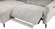 Nahaufnahme eines hellgrauen Ecksofas mit verstellbarer Fußstütze und modernen schwarzen Beinen, seitliche Perspektive.