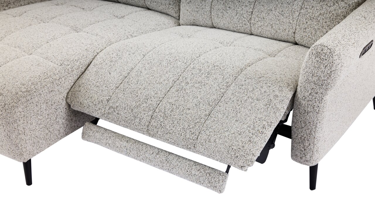 Nahaufnahme eines hellgrauen Ecksofas mit verstellbarer Fußstütze und modernen schwarzen Beinen, seitliche Perspektive.