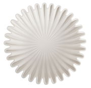 Große weiße Schale mit wellenförmigem Rand, von oben betrachtet.