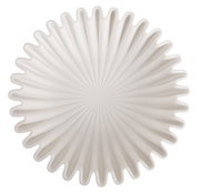 Große weiße Schale mit wellenförmigem Rand, von oben betrachtet.