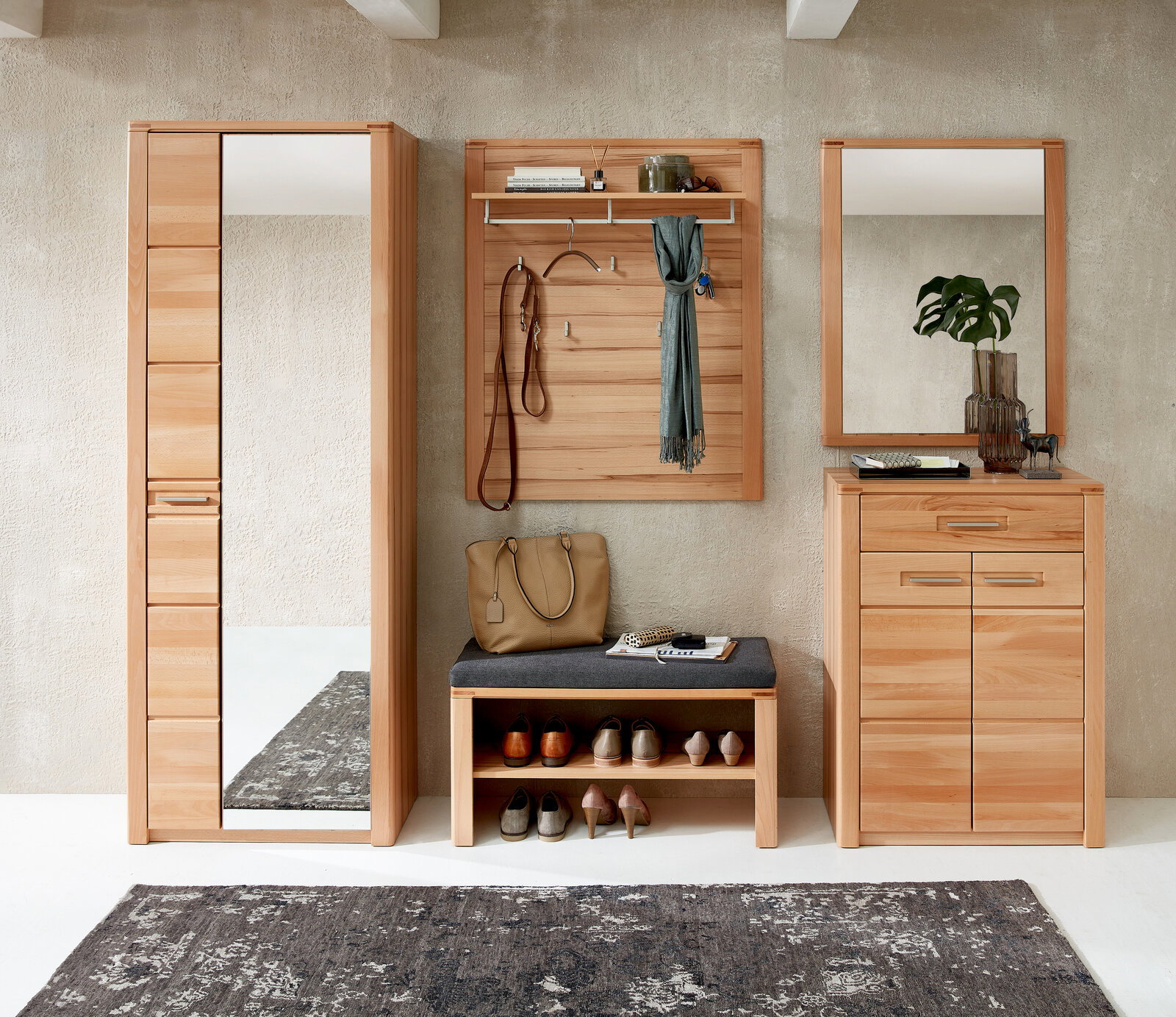 Linea Natura Spiegel NATURE ONE Holzspiegel in einem modernen Flur, frontal betrachtet, neben einem Garderobenschrank und einer Sitzbank mit Schuhablage.