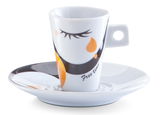 Espresso-Tasse mit Untertasse, dekoriert mit einem stilisierten Gesicht und der Aufschrift 'Free time', seitliche Perspektive