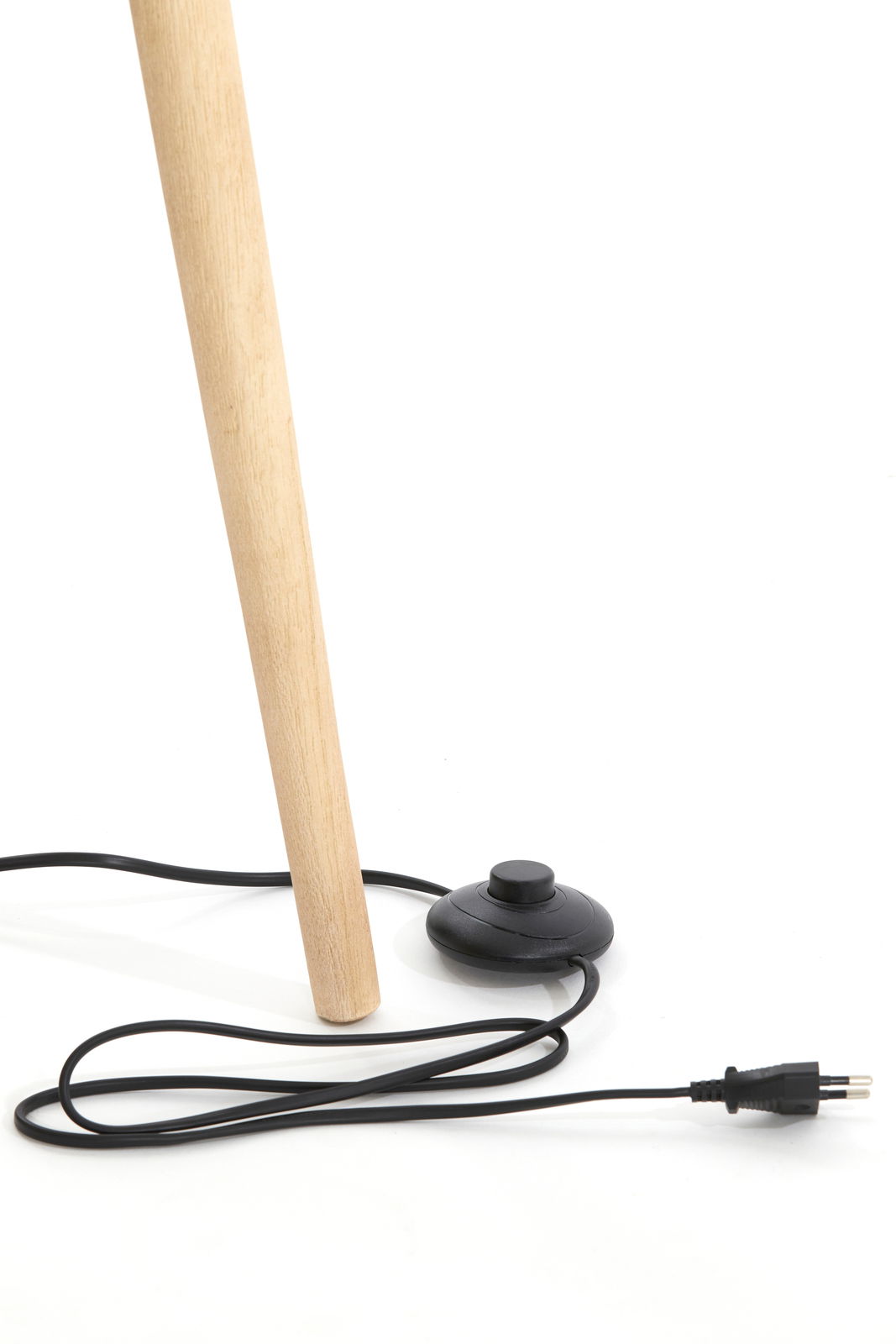 Nahaufnahme eines Holzbeins einer Stehleuchte mit schwarzem Fußschalter und Stromkabel auf weißem Hintergrund.
