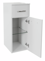 Weißer Unterschrank mit einer Schublade und einer offenen Tür, die einen Einlegeboden zeigt, Perspektive von vorne.