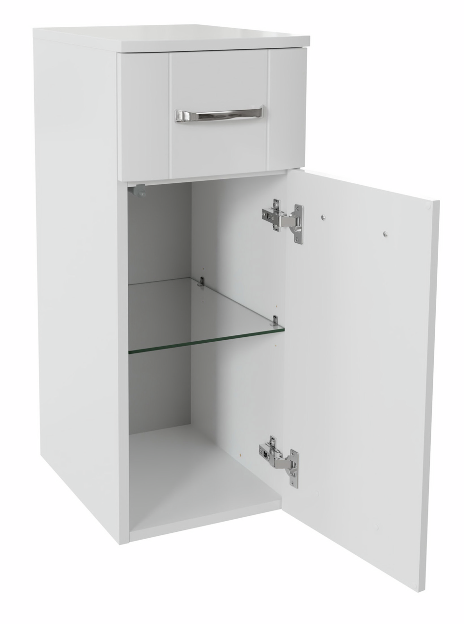 Weißer Unterschrank mit einer Schublade und einer offenen Tür, die einen Einlegeboden zeigt, Perspektive von vorne.