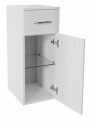 Weißer Unterschrank mit einer Schublade und einer offenen Tür, die einen Einlegeboden zeigt, Perspektive von vorne.