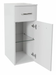 Weißer Unterschrank mit einer Schublade und einer offenen Tür, die einen Einlegeboden zeigt, Perspektive von vorne.