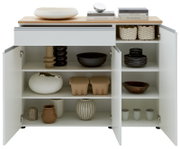 Frontansicht der Kombi-Kommode 135 mit geöffneten Türen, die verschiedene dekorative Objekte und Bücher auf den Regalen zeigt.