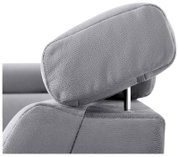 Nahaufnahme einer grauen Kopfstütze eines Sofas mit verstellbarer Metallstange, seitliche Perspektive