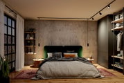 Modernes Schlafzimmer mit grünem Polsterbett vor Betonwand, Holz-Nachttischen, Regal und offenem Kleiderschrank, frontal aus leicht erhöhter Perspektive aufgenommen.