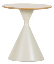 Runder Beistelltisch mit heller Holzplatte und konischem, sandfarbenem Fuß, freigestellt auf weißem Hintergrund, Frontansicht auf Augenhöhe.