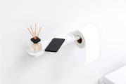 Moderner Toilettenpapierhalter mit Ablage, seitliche Perspektive, mit Duftstäbchen und Smartphone auf der Ablage.