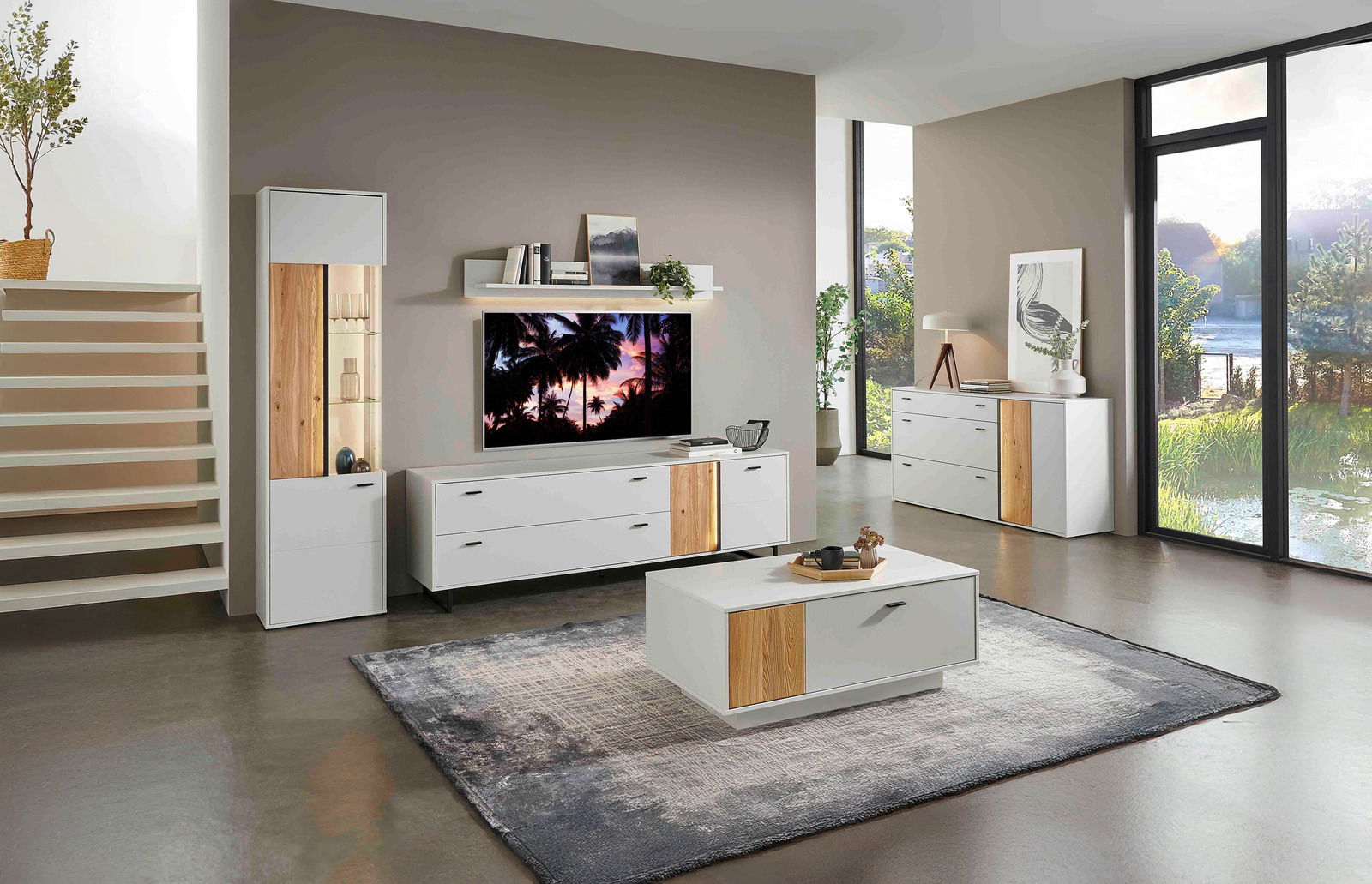 Modernes Wohnzimmer mit weißem Couchtisch und TV-Lowboard, beide mit Holzakzenten, aus der Perspektive von vorne.