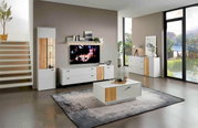 Moderne woonkamer met een witte salontafel en een tv-kast, beide met houten accenten, gezien van voren.
