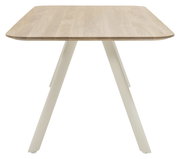 Moderner Esstisch mit Holzplatte und weißen Metallbeinen, seitliche Perspektive