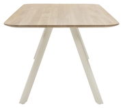 Moderner Esstisch mit Holzplatte und weißen Metallbeinen, seitliche Perspektive