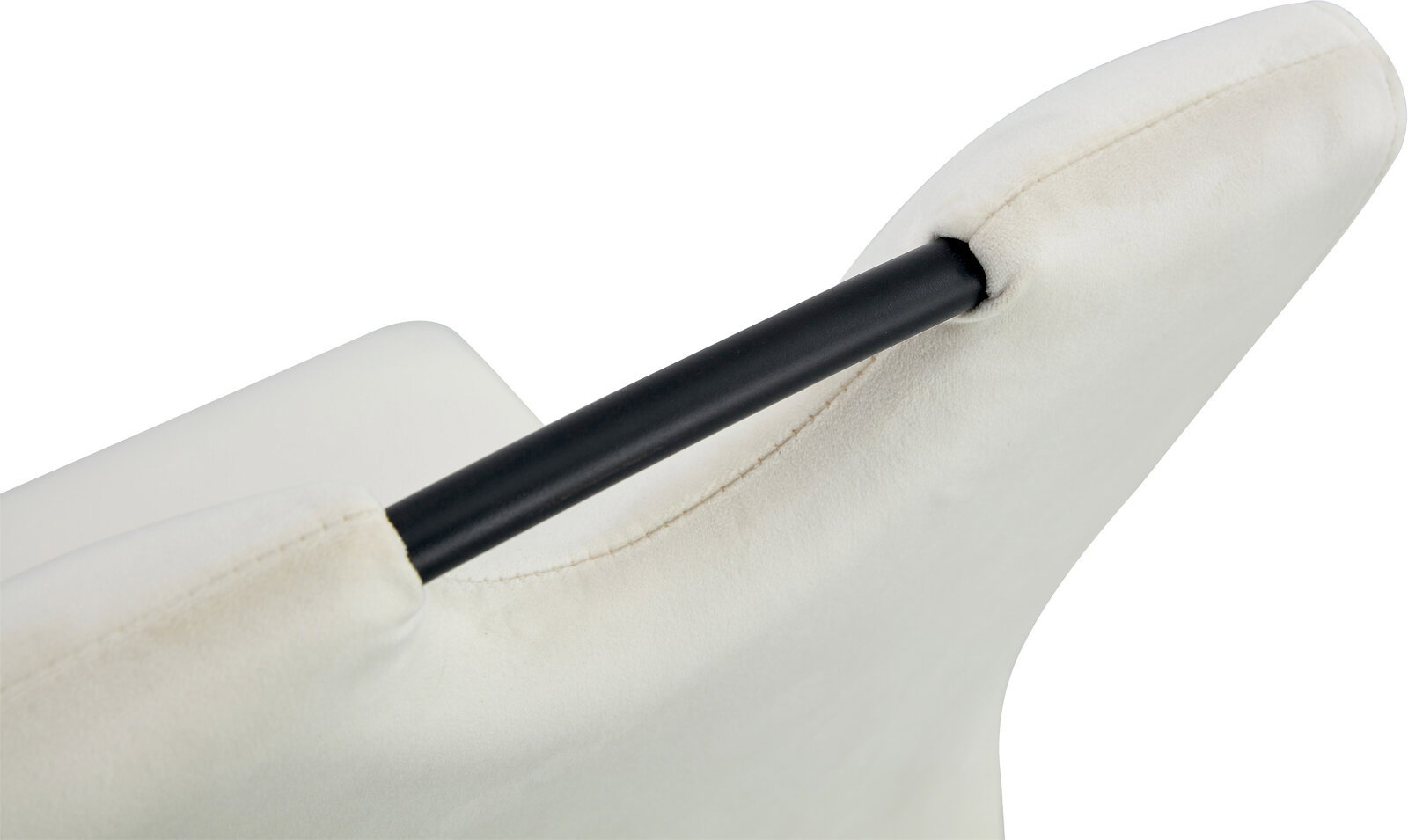 Detailaufnahme eines weißen, gepolsterten Stuhlsessels mit schwarzer Armlehnenstrebe, seitliche Nahansicht aus leicht schräger Perspektive