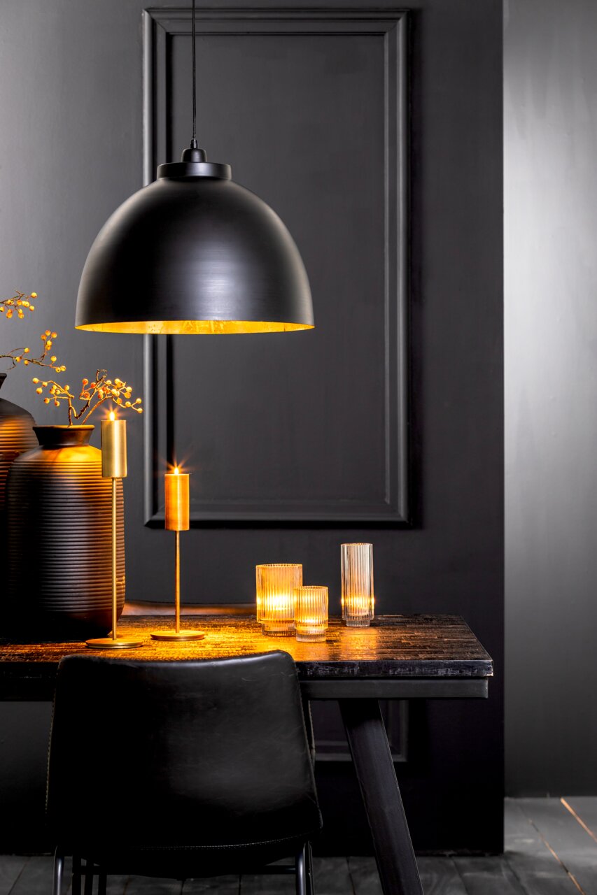 Light&Living Hängeleuchte KYLIE Schwarze Hängeleuchte KYLIE mit goldener Innenseite, über einem Tisch mit Kerzen und Dekorationen, seitliche Perspektive.