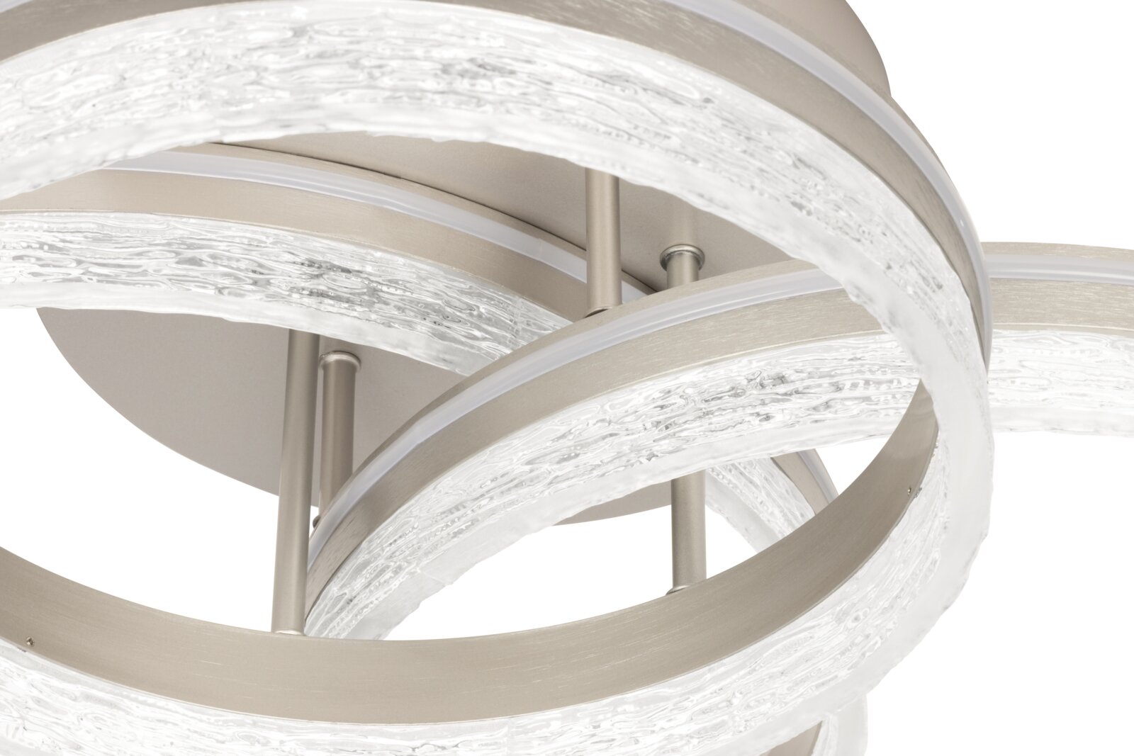 Nahaufnahme einer modernen LED-Deckenleuchte mit mehreren überlappenden Ringen in gebürstetem Nickel und strukturierter, klarer Lichtabdeckung, aufgenommen aus leicht schräger Untersicht.