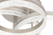 Nahaufnahme einer modernen LED-Deckenleuchte mit mehreren überlappenden Ringen in gebürstetem Nickel und strukturierter, klarer Lichtabdeckung, aufgenommen aus leicht schräger Untersicht.
