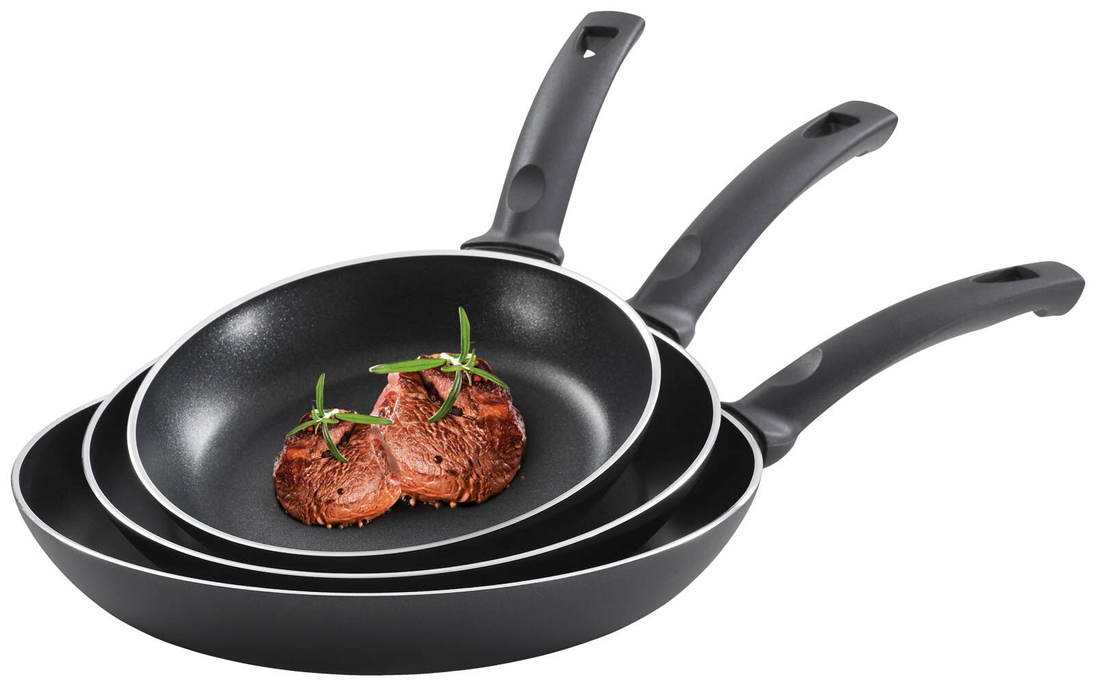 BALLARINI Pfannenset 3-tlg. LIPARI Dreiteiliges Pfannenset in gestapelter Ansicht mit gebratenem Fleisch und Rosmarin in der obersten Pfanne.