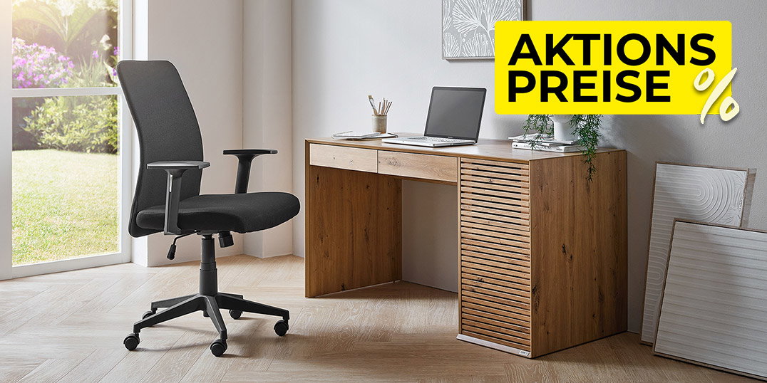 Moderner Schreibtisch aus Holz mit Bürostuhl im hellen Homeoffice, gelber Hinweis „Aktionspreise %“.