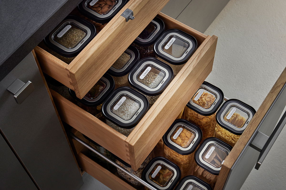 Vorratsdosenset Pantry 4-teilig aus Glas in einer Schublade, gefüllt mit verschiedenen Lebensmitteln, aus der Vogelperspektive fotografiert.