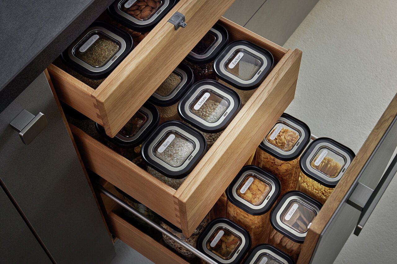 GEFU Vorratsdosen 4-tlg. PANTRY Vorratsdosenset Pantry 4-teilig aus Glas in einer Schublade, gefüllt mit verschiedenen Lebensmitteln, aus der Vogelperspektive fotografiert.
