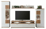 Frontale Ansicht der Zurbrüggen Wandkombination SYLT mit zwei hohen Schränken, einem TV-Board und einem Wandregal in Weiß und Holzoptik.