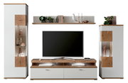 Frontale Ansicht der Zurbrüggen Wandkombination SYLT mit zwei hohen Schränken, einem TV-Board und einem Wandregal in Weiß und Holzoptik.