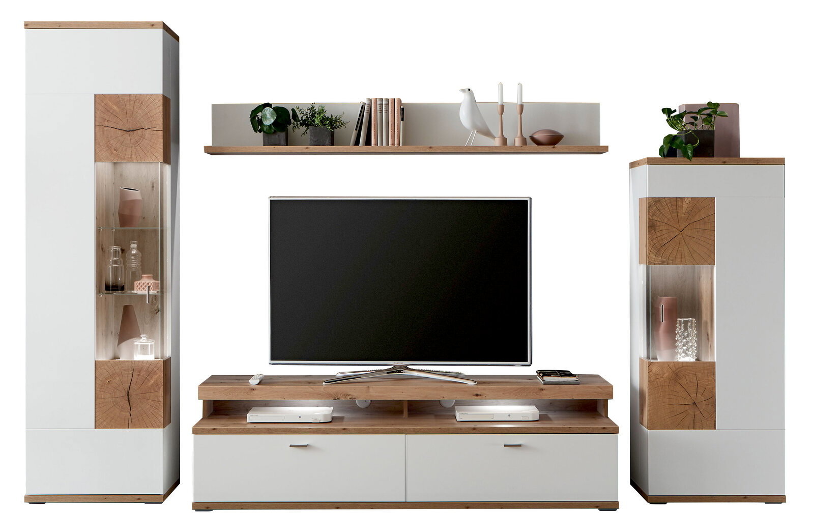 Frontale Ansicht der Zurbrüggen Wandkombination SYLT mit zwei hohen Schränken, einem TV-Board und einem Wandregal in Weiß und Holzoptik.