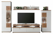 Frontale Ansicht der Zurbrüggen Wandkombination SYLT mit zwei hohen Schränken, einem TV-Board und einem Wandregal in Weiß und Holzoptik.