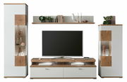 Frontale Ansicht der Zurbrüggen Wandkombination SYLT mit zwei hohen Schränken, einem TV-Board und einem Wandregal in Weiß und Holzoptik.