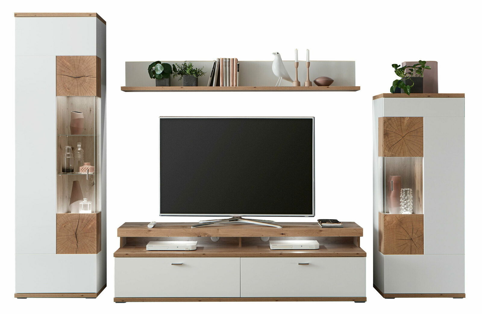 Frontale Ansicht der Zurbrüggen Wandkombination SYLT mit zwei hohen Schränken, einem TV-Board und einem Wandregal in Weiß und Holzoptik.