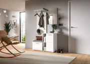 Moderner Flur mit Spiegel, Garderobe und Stauraum, seitliche Perspektive
