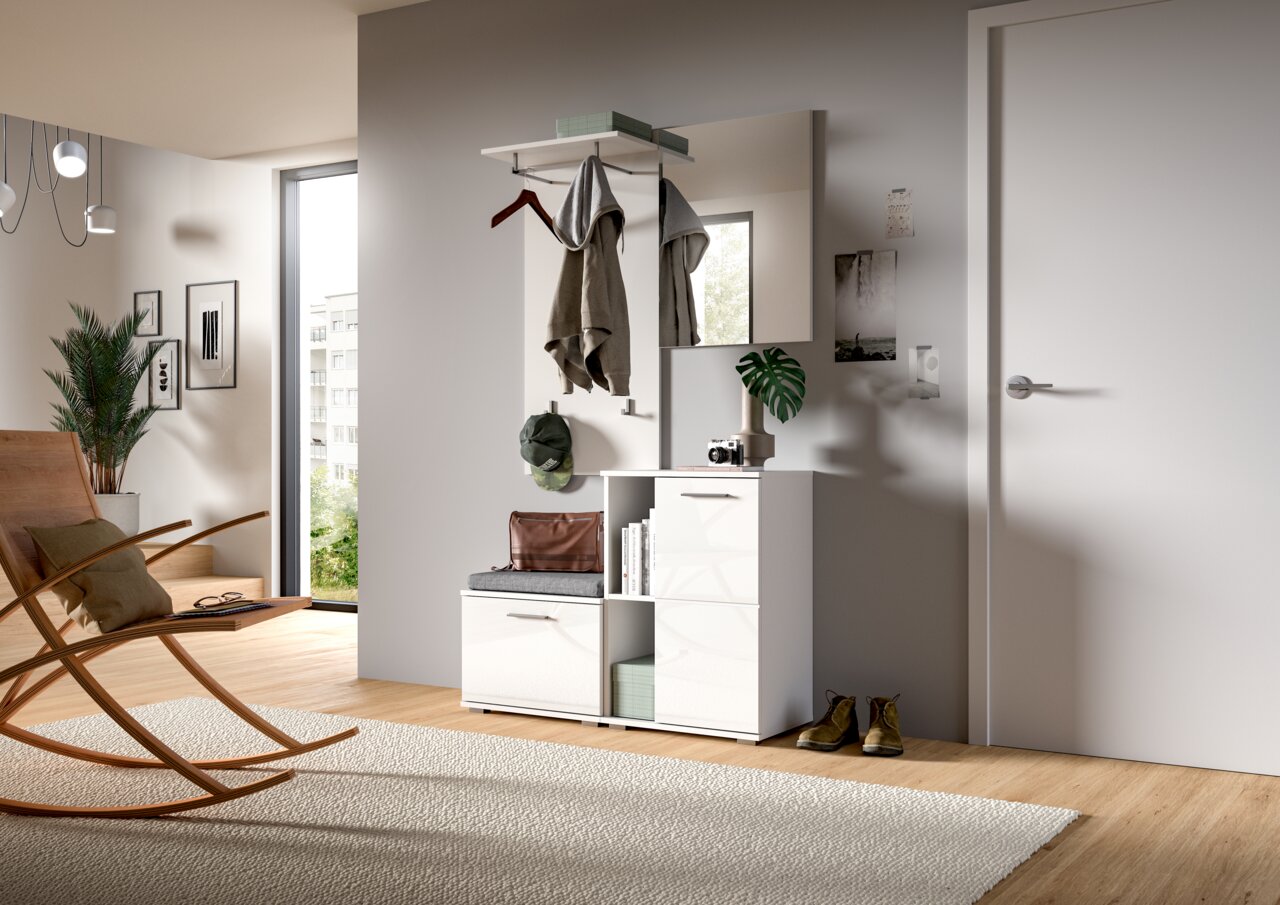 Moderner Flur mit Spiegel, Garderobe und Stauraum, seitliche Perspektive