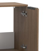 Detailansicht eines geöffneten Waschbeckenunterschranks mit Holzmuster und Metallscharnieren.