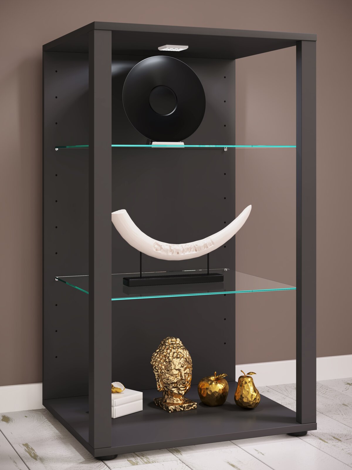 Schwarze Vitrine/Regal mit Glasböden und integrierter LED-Beleuchtung, dekoriert mit Skulpturen und goldenen Deko-Objekten; Perspektive: frontale Ansicht mit leichtem Blick von links.
