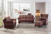 Wohnzimmer mit einem 3er-Sofa, Sessel und Hocker in rot-kariertem Stoff, von vorne betrachtet.