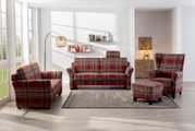 Wohnzimmer mit einem 3er-Sofa, Sessel und Hocker in rot-kariertem Stoff, von vorne betrachtet.