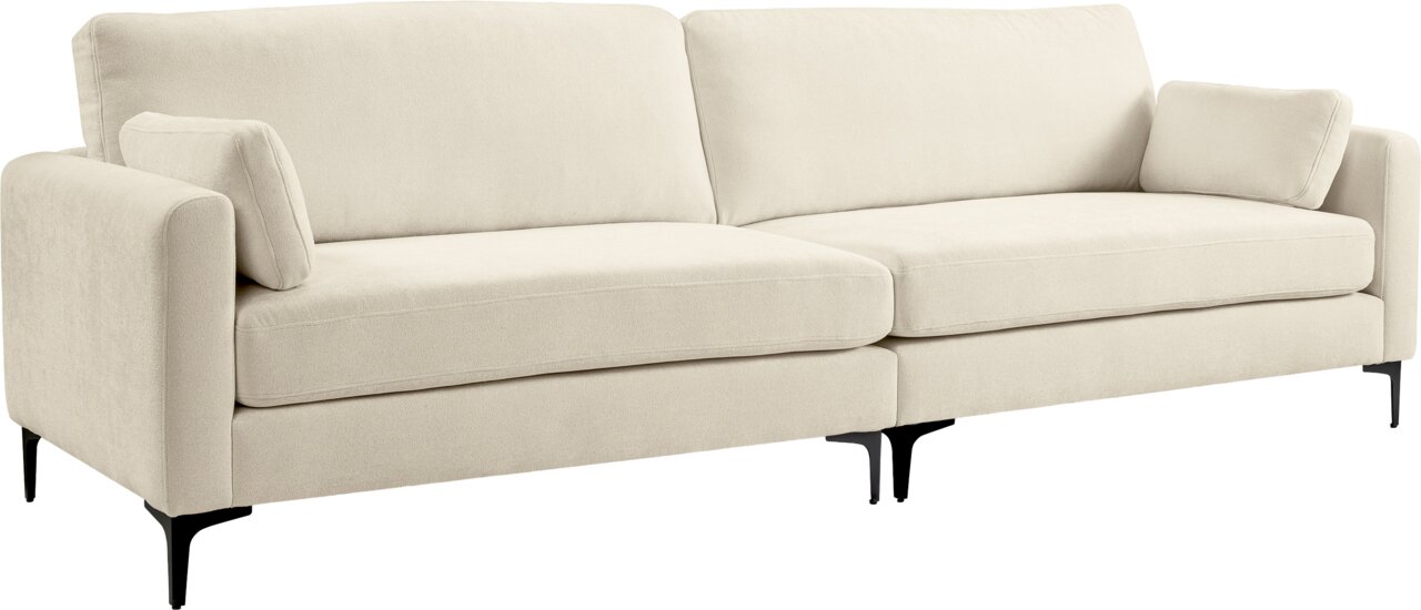 MID.YOU Sofa 4-Sitzer VENTI Beiges 2-Sitzer-Sofa mit Stoffbezug, zwei Sitzkissen, zwei Rückenkissen und schwarzen Metallfüßen, in schräger Frontansicht von links freigestellt auf weißem Hintergrund
