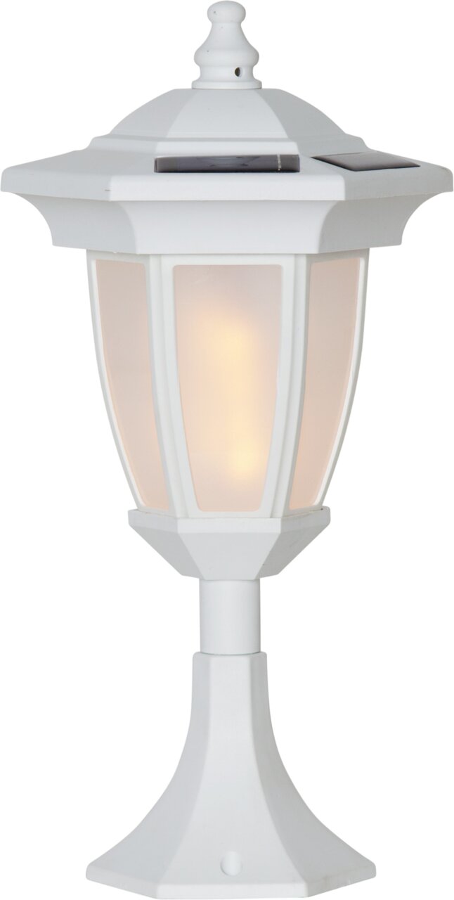 Weiße Solar-Gartenlaterne im klassischen Laternenstil mit warm leuchtenden, milchigen Paneelen und Solarpanel auf dem Dach, freigestellt auf weißem Hintergrund, Frontansicht.