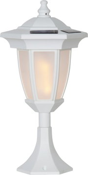 Witte tuinlantaarn op zonne-energie in klassieke lantaarnstijl met warm gloeiende, melkachtige panelen en een zonnepaneel op het dak, vrijstaand op een witte achtergrond, vooraanzicht.
