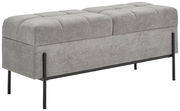 Graue Hockerbank mit Stauraum, seitliche Perspektive, gepolsterte Sitzfläche und schwarze Metallbeine.