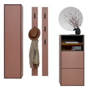 Modulares Garderoben- und Aufbewahrungsmöbel in Altrosa mit schwarzen Hakenleisten und Schrankelement, frontale Ansicht; rechts als Sideboard mit offenem Regal, oben rundem Spiegel und Vase dekoriert