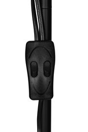 Nahaufnahme eines schwarzen Doppelschalters an einem Kabel, Teil einer Stehleuchte.