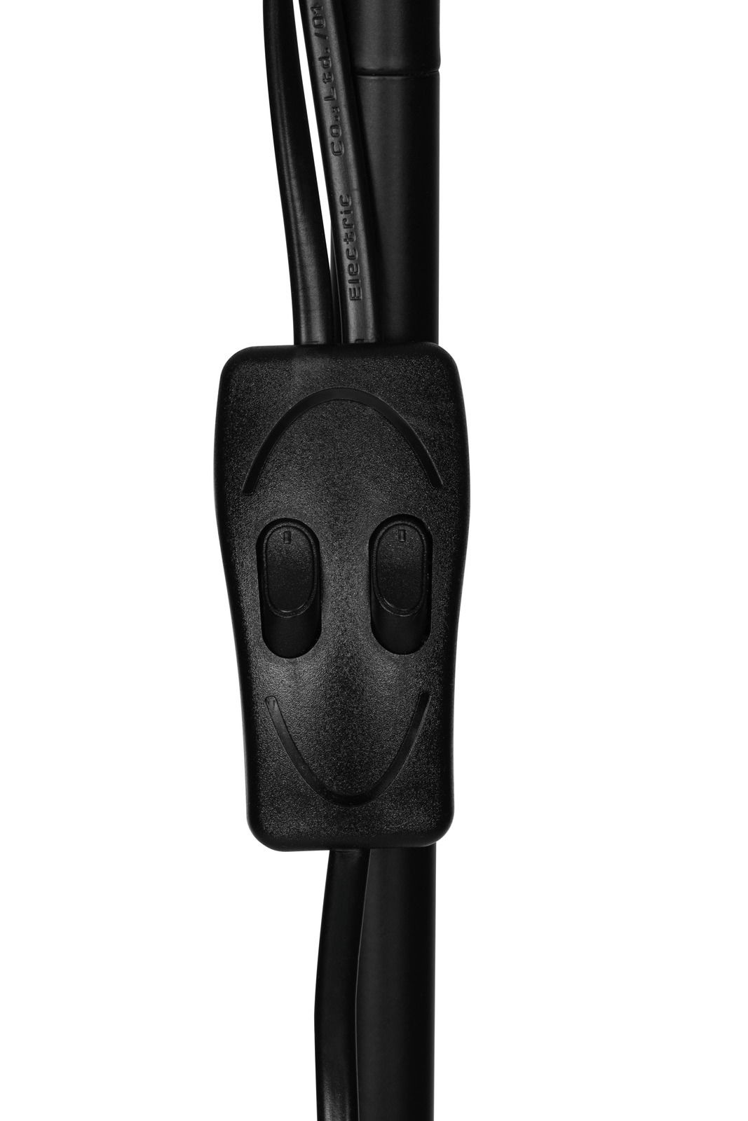 Nahaufnahme eines schwarzen Doppelschalters an einem Kabel, Teil einer Stehleuchte.