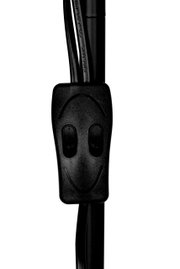 Close-up van een zwarte dubbele schakelaar aan een kabel, onderdeel van een staande lamp.