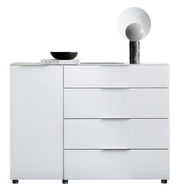 Weiße Kombikommode mit drei Schubladen und einer Tür, frontal fotografiert. Dekoriert mit einer schwarzen Schale, einem Buch und einer modernen Lampe.