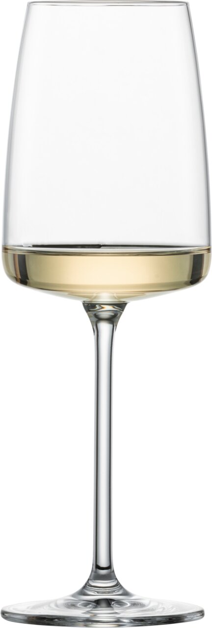 Weinglas mit Weißwein, seitliche Ansicht